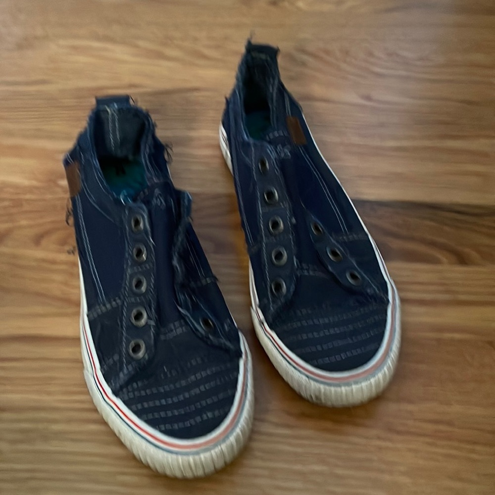 Size 8 slip on laceless sneakers in navy blue with red trimming.